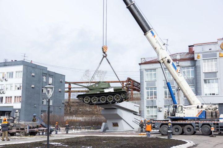 Специалисты в Новокузнецке сняли с постамента танк Т-34