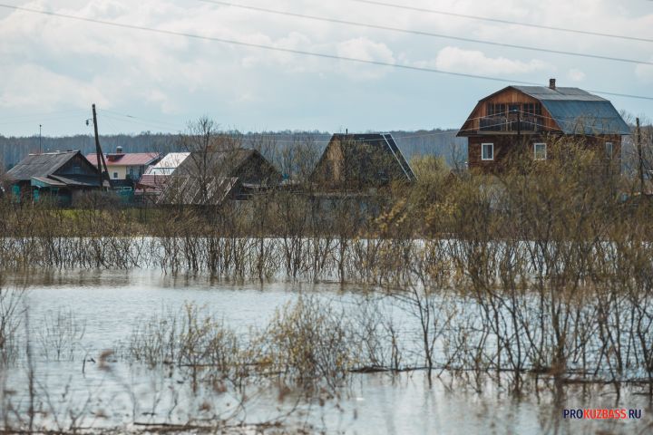 Затор на реке привел к подтоплению домов в кузбасском поселке