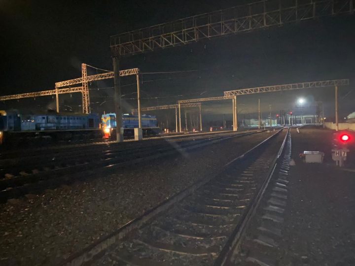 Поезд сбил пьяного мужчину на железнодорожных путях в Кузбассе