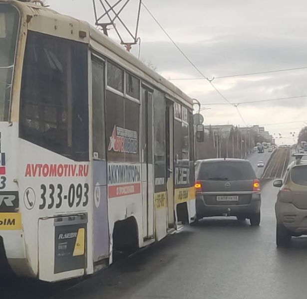 Трамвай протаранил легковушку на оживленном проспекте в Кемерове