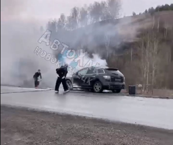 Автомобиль загорелся прямо на дороге в поселке под Новокузнецком