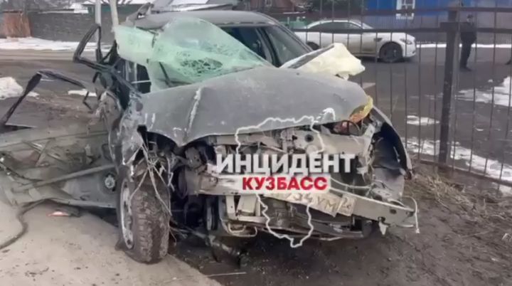 Соцсети: человек погиб в жутком ДТП со столбом в кузбасском городе