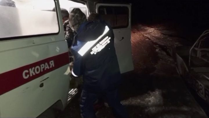 Спасатели на аэроботе эвакуировали тяжелобольного мужчину из поселка в Кузбассе