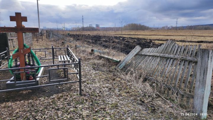 Запущенный вид кладбища со сломанным обгоревшим забором разозлил кемеровчан 