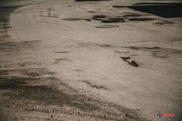 Автолюбители пожаловались на усыпанную ямами оживленную дорогу в Новокузнецке