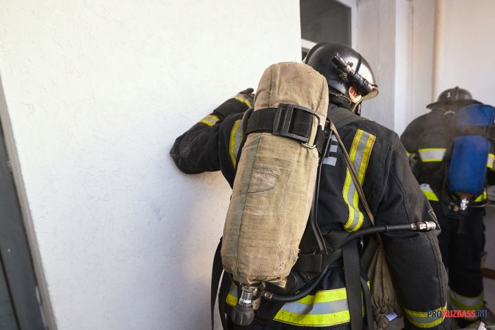 Неосторожный курильщик ночью случайно поджег санки в подъезде жилой пятиэтажки