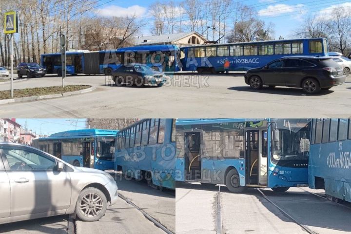 ДТП с трамваем и автобусом-гармошкой произошло на перекрестке в Новокузнецке