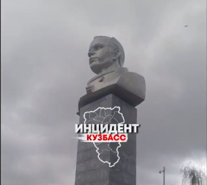 Кемеровчанин пожаловался на некачественный ремонт памятника космонавту Гагарину