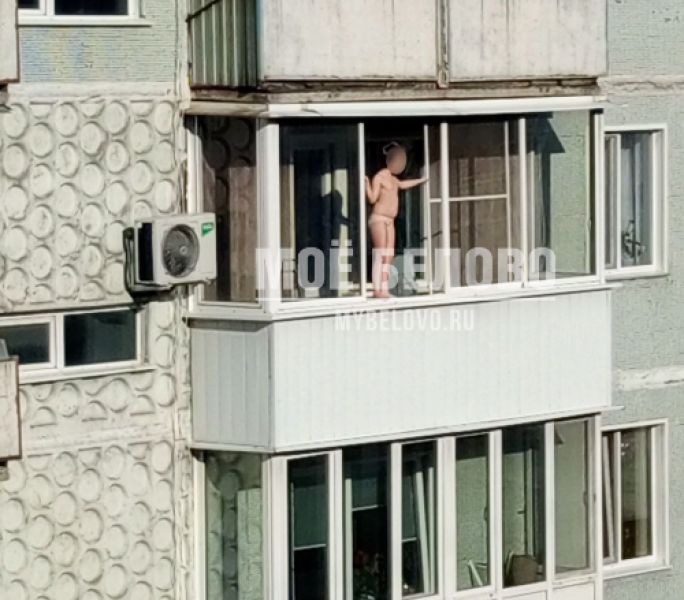 Опасное поведение малолетнего ребенка на окне напугало жителей кузбасского города