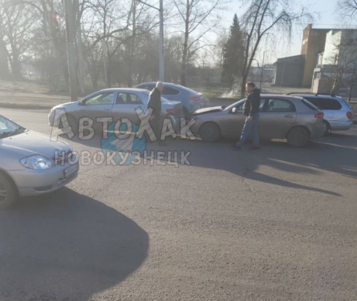ДТП произошло рядом с остановкой в центре Новокузнецка