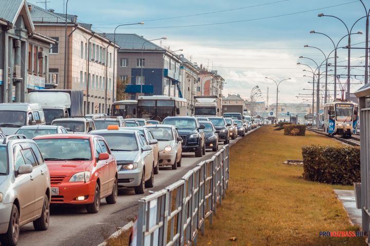 Высокобалльные пробки образовались на улицах Кемерова