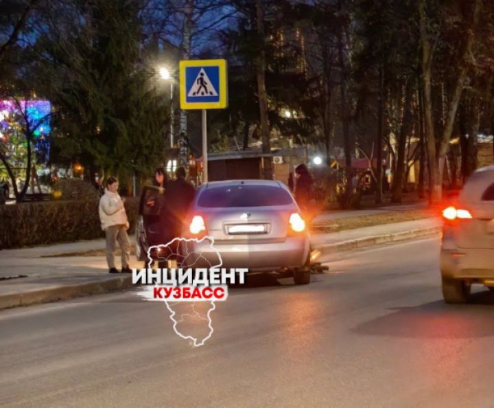 Легковушка сбила самокат с двумя людьми на бульваре в Кемерове