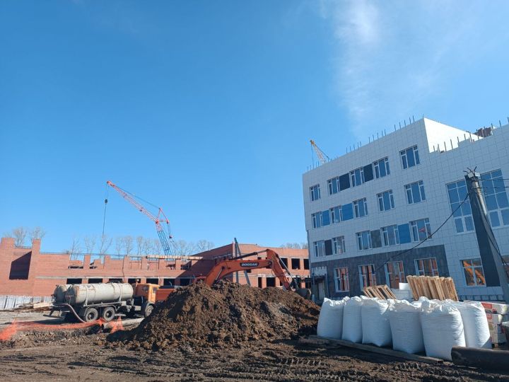 Минстрой рассказал о ходе строительства двух корпусов новой школы в Кемерове