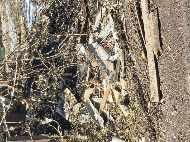 Свалка строительного мусора образовалась у стен многоквартирного дома в Прокопьевске после ремонта крыши