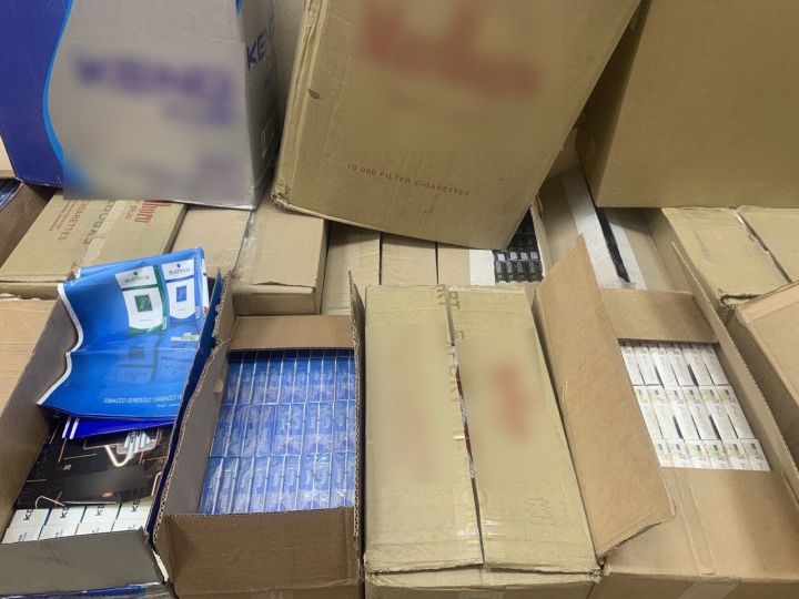 Десятки тысяч контрафактных пачек сигарет оказались на складах рынка в Кемерове