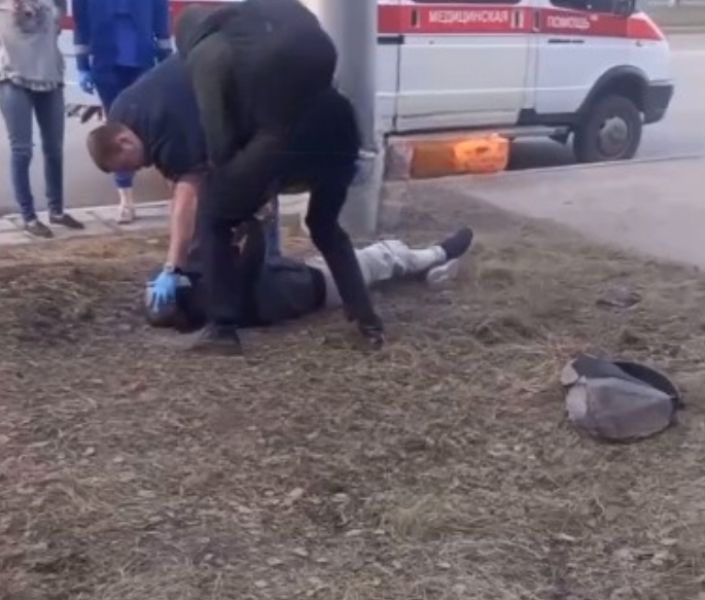 Соцсети: неадекватный новокузнечанин атаковал оказавшего ему помощь медика 