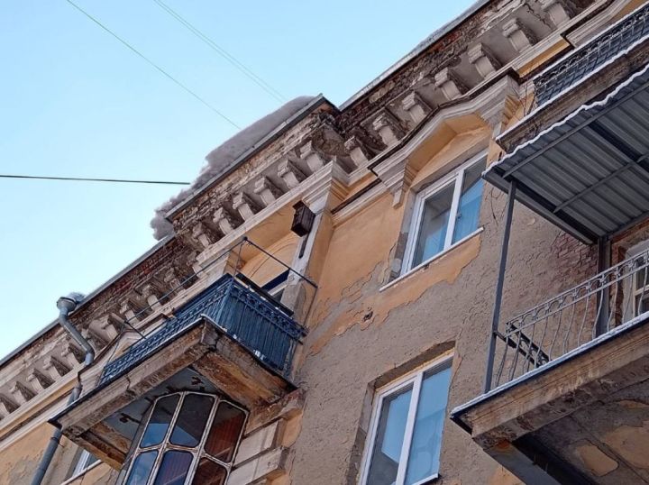 Кемеровчане обнаружили труп под окнами многоквартирного дома 