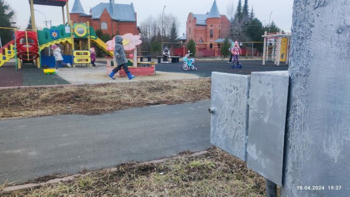 Опасный электрический щит рядом с детской площадкой встревожил кемеровчан