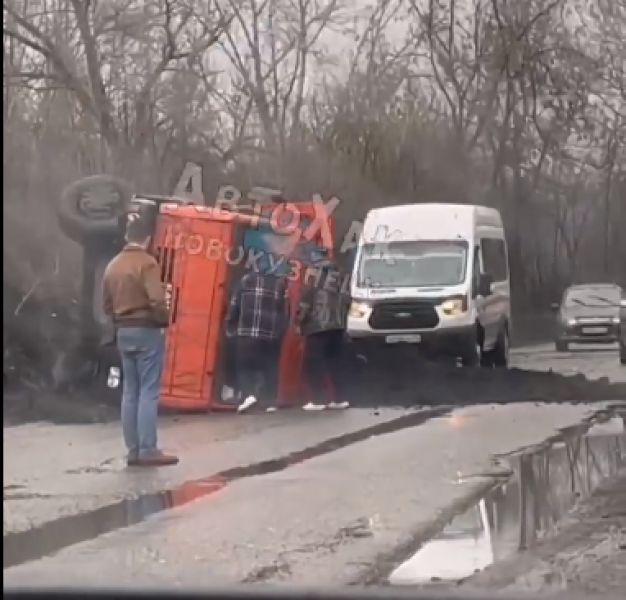 Груженный самосвал перевернулся на шоссе в Новокузнецке