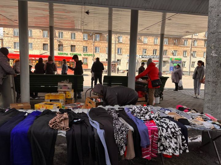Полиция проверила продавцов на стихийном рынке у вокзала после жалобы новокузнечанки