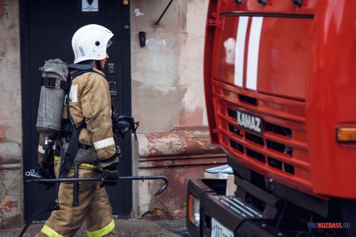 Пожар в новокузнецкой пятиэтажке попал на камеру очевидцев