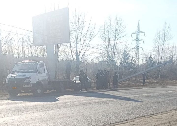 Легковушка снесла столб на автодороге около кузбасского города 