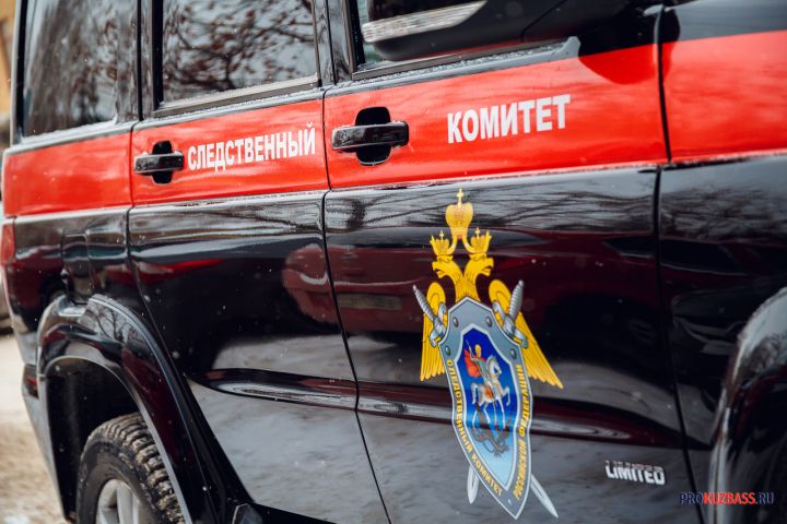 Соцсети: жители кузбасского города обнаружили труп на детской площадке 