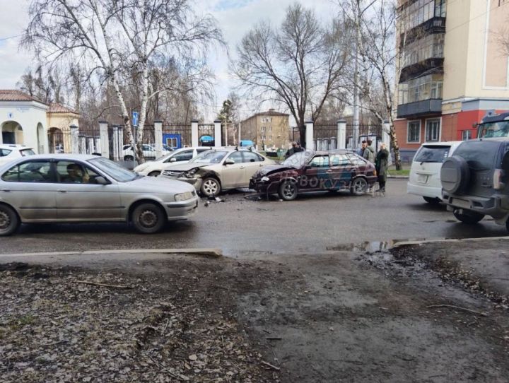 Две легковушки разбились в ДТП посреди улицы в Новокузнецке