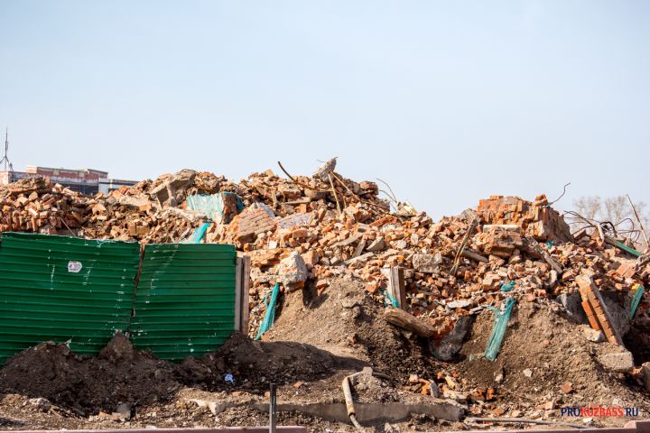 Заваленные мусором улицы возмутили жителей кемеровского поселка 