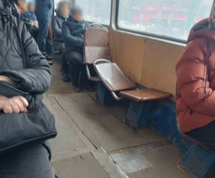 КЭТК отреагировала на появление «лежачих мест» в одном из трамваев Кемерова