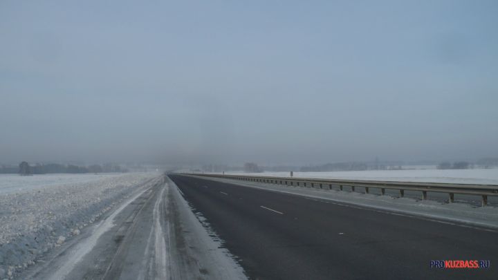 Резкое похолодание и снегопады сделали дороги в Кузбассе опасными