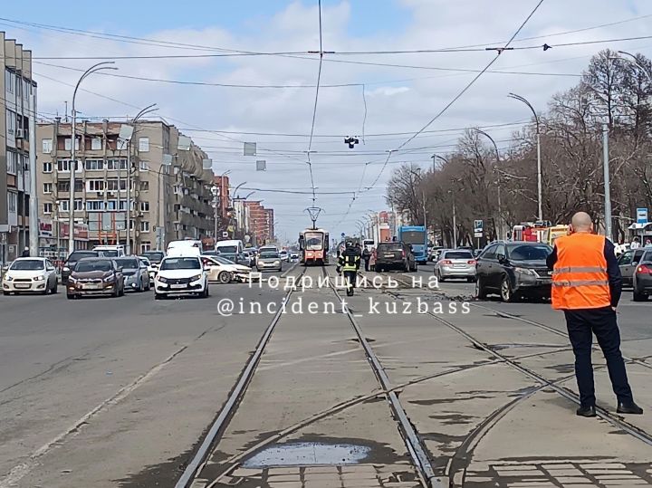 Трамваи встали на кемеровском перекрестке из-за аварии