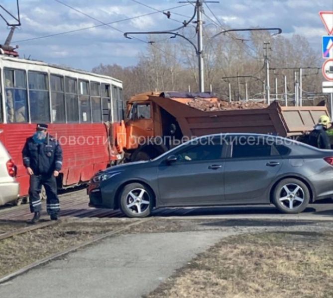 КАМАЗ протаранил трамвай в кузбасском городе 