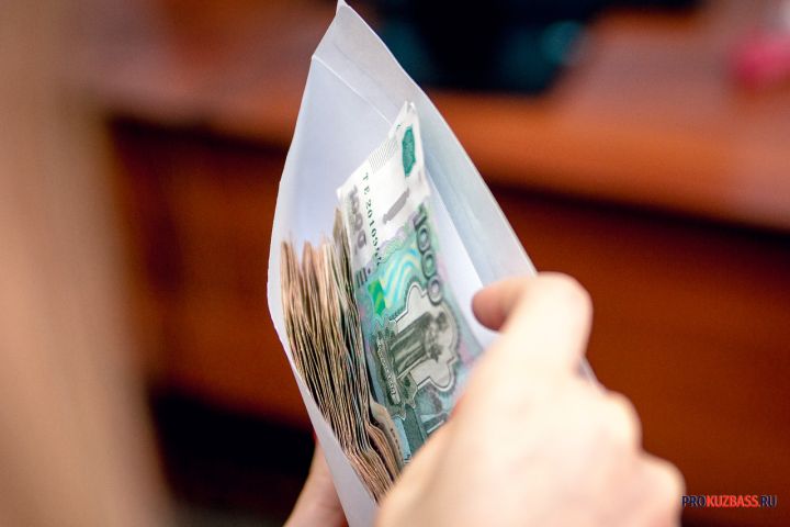 Статистика: средние зарплаты в Кузбассе упали до 68 тысяч рублей
