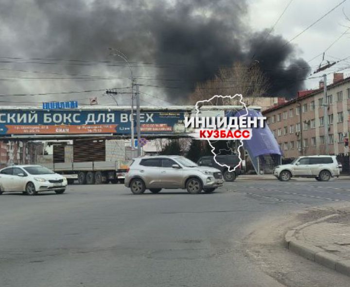 Серьезный пожар разгорелся в самом центре Кемерова