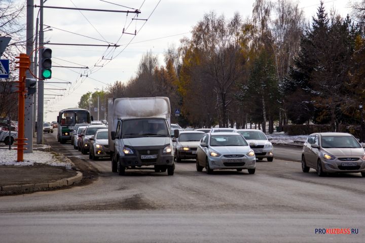 Мощные дорожные заторы снова образовались в вечерний час пик в Кемерове
