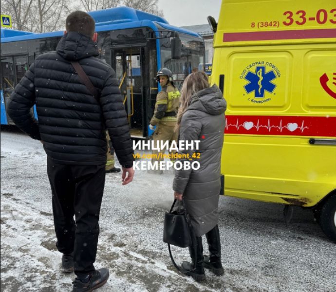 Соцсети: автобус протащил до остановки сбитую женщину-пешехода в Кемерове 