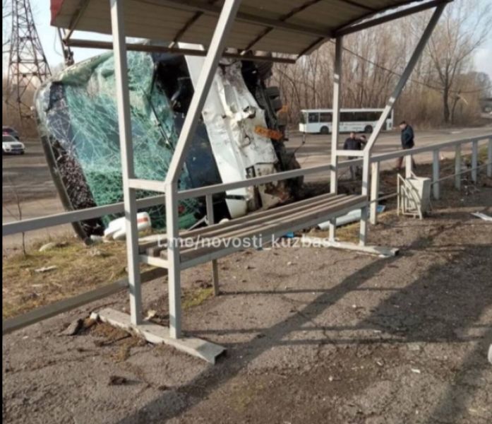 Пассажирский автобус разбился в результате опрокидывания на шоссе в Новокузнецке