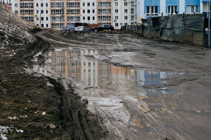 Кемеровчанин пожаловался на разбитые дороги в районе жилого комплекса