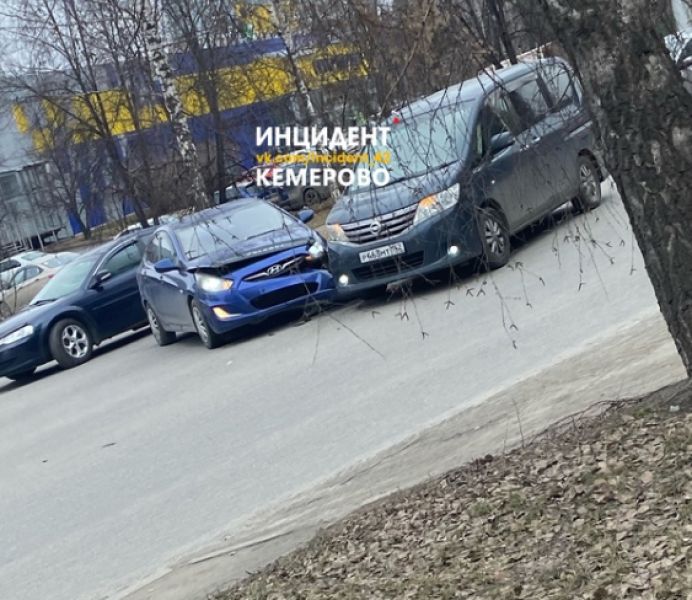 Легковушки толкнулись посреди улицы в Кемерове