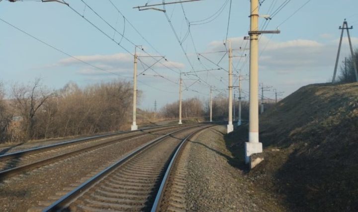Грузовой поезд задавил насмерть пожилую женщину в Кузбассе