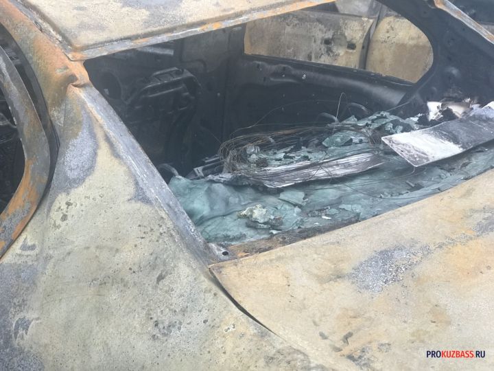 МЧС раскрыло подробности пожара в «рванувшей» на дороге машине в Киселевске