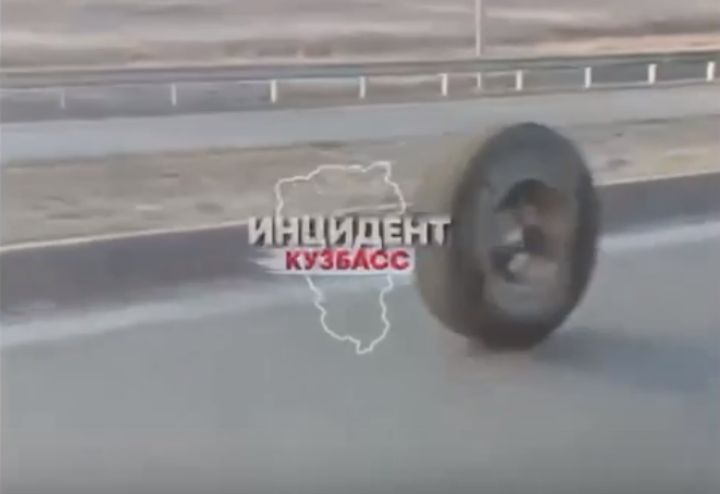 Колесо легковушки оторвалось при движении по шоссе в Кемерове