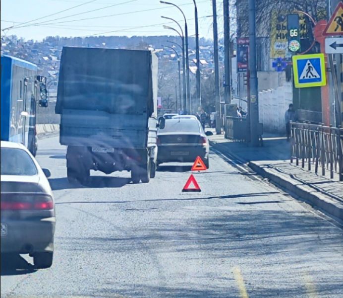 ДТП с грузовиком произошло на проспекте в Кемерове