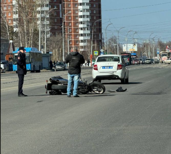 Байкер устроил ДТП с машиной полиции в Кемерове