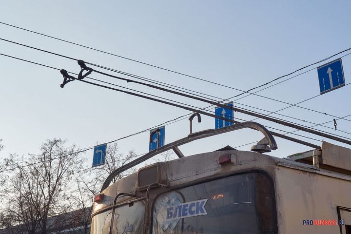 Соцсети: люди пострадали в ДТП с троллейбусами на перекрестке в Кемерове