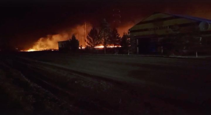 Очевидцы поделились видео с сильным пожаром на поле у АЗС в Кузбассе