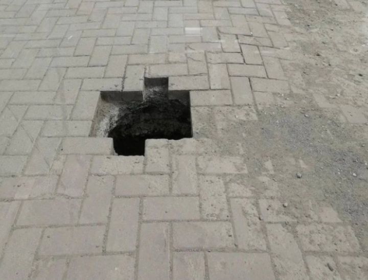 «Портал» образовался на пешеходном тротуаре в центре Кемерова