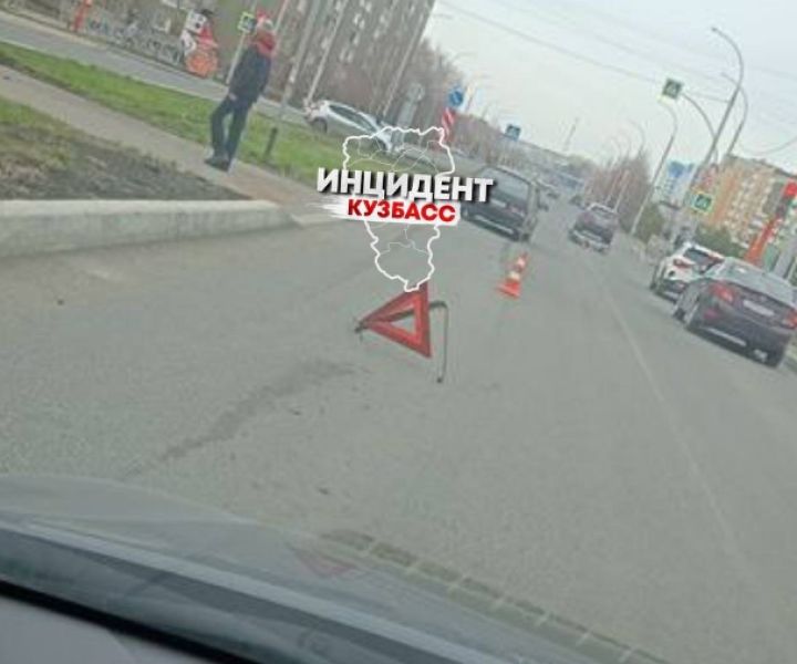 Автомобиль сбил велосипедиста на перекрестке в Кемерове