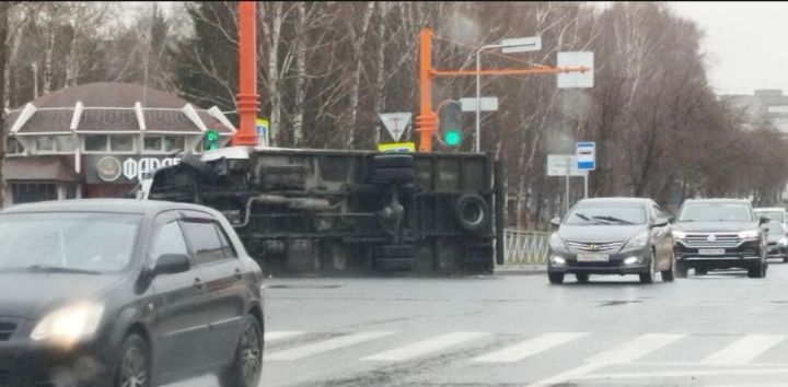Грузовик опрокинулся на перекрестке в центре Кемерова